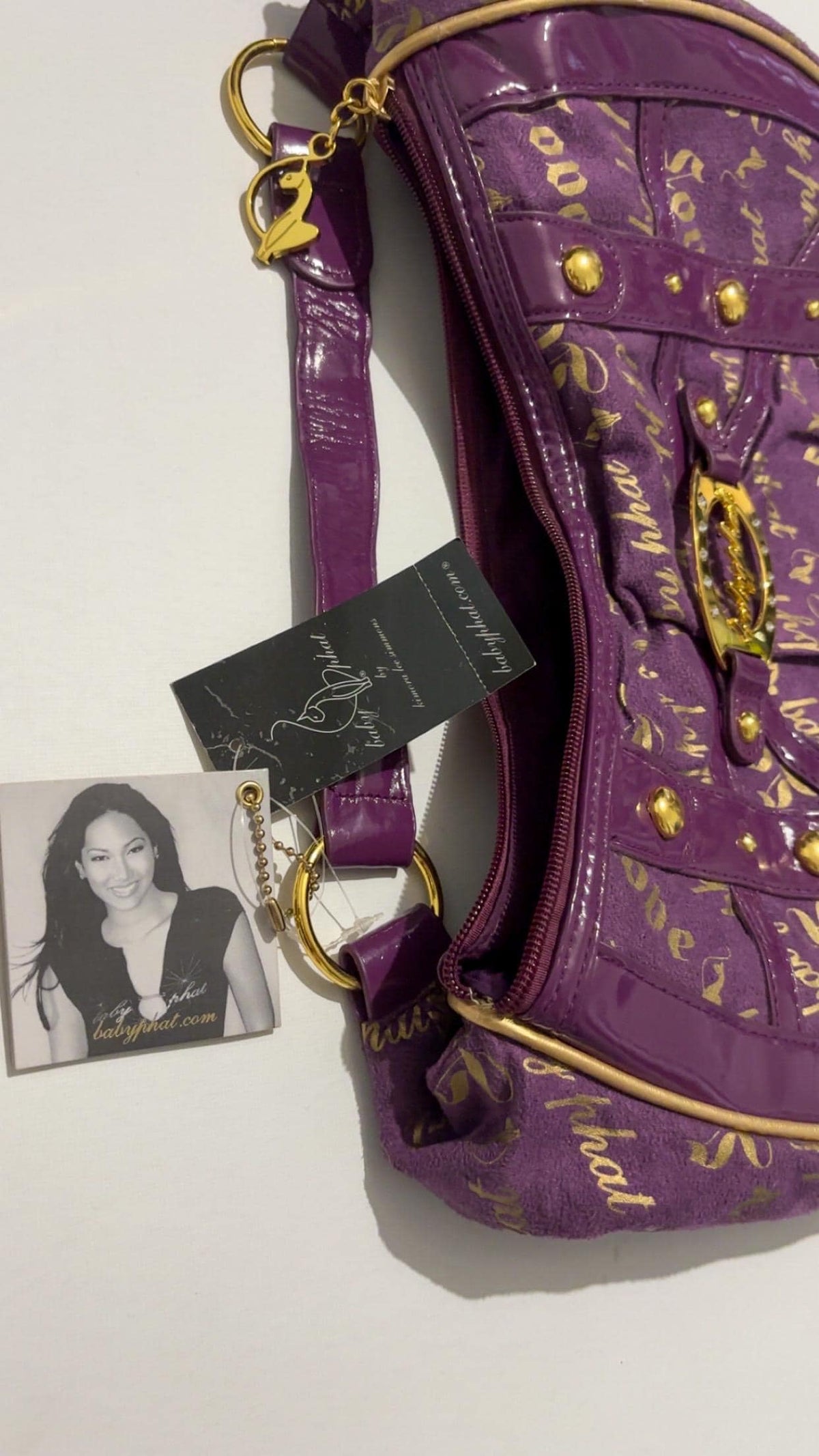 Sac à bandoulière hobo Baby Phat monogramme violet et doré – Avec étiquettes