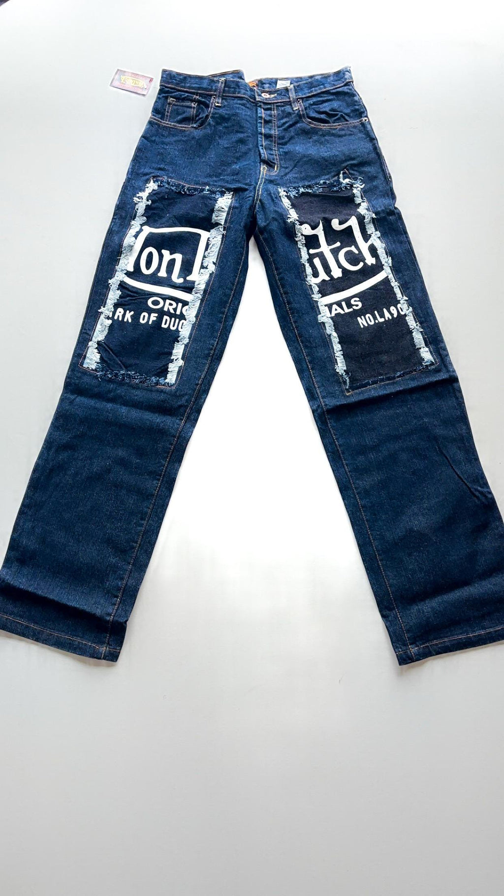 Jeans Von Dutch Kustom Blue con logo a pannello sfrangiato – Taglia 34, nuovi con cartellino