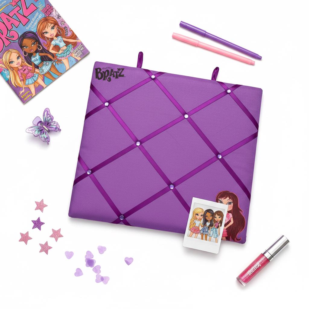 Tablero de notas con cinta morada de Bratz Yasmin – Reacondicionado, 14 × 14 pulgadas