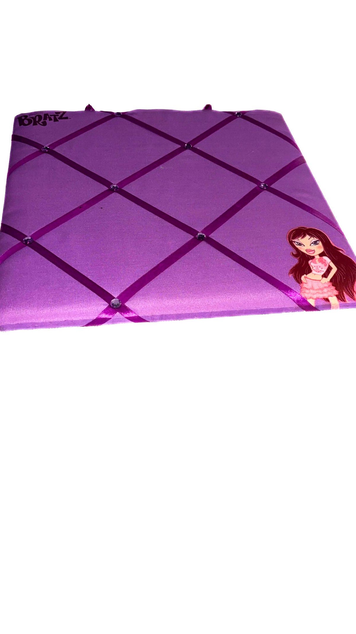 Tablero de notas con cinta morada de Bratz Yasmin – Reacondicionado, 14 × 14 pulgadas