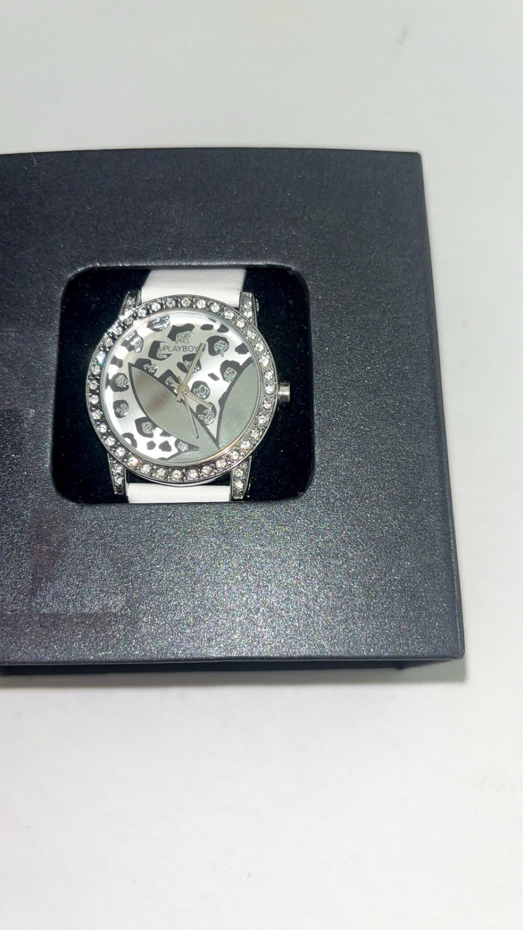 Orologio da polso Playboy con stampa leopardata in stile diamanté – Cinturino bianco, nuovo con cartellini
