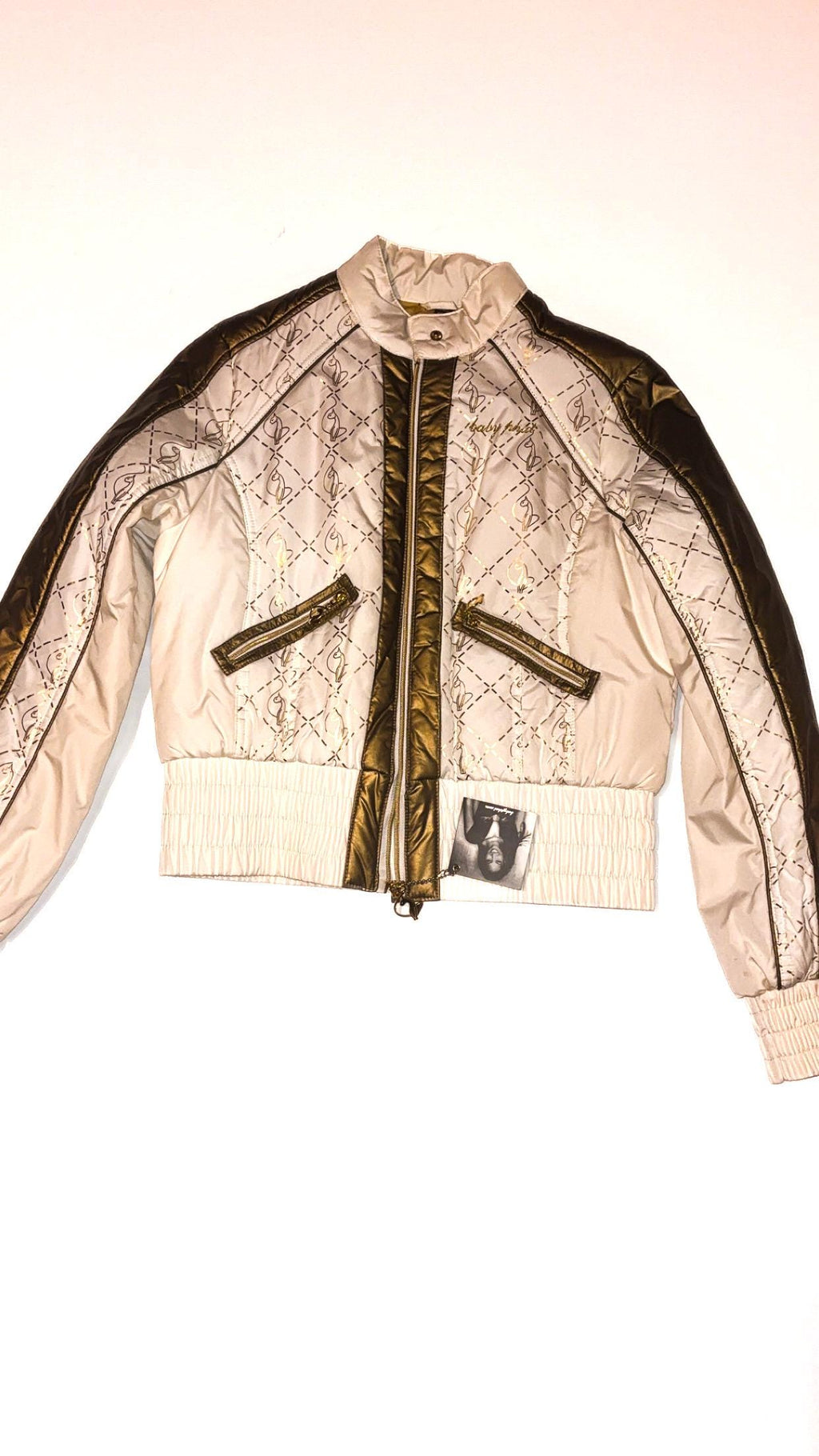Seaicéad Buamadóra Baby Phat le Monagram Cat Óir agus Uachtair – Nua le Clibeanna