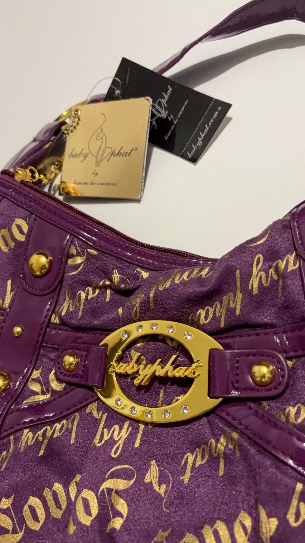 Sac à bandoulière hobo Baby Phat monogramme violet et doré – Avec étiquettes