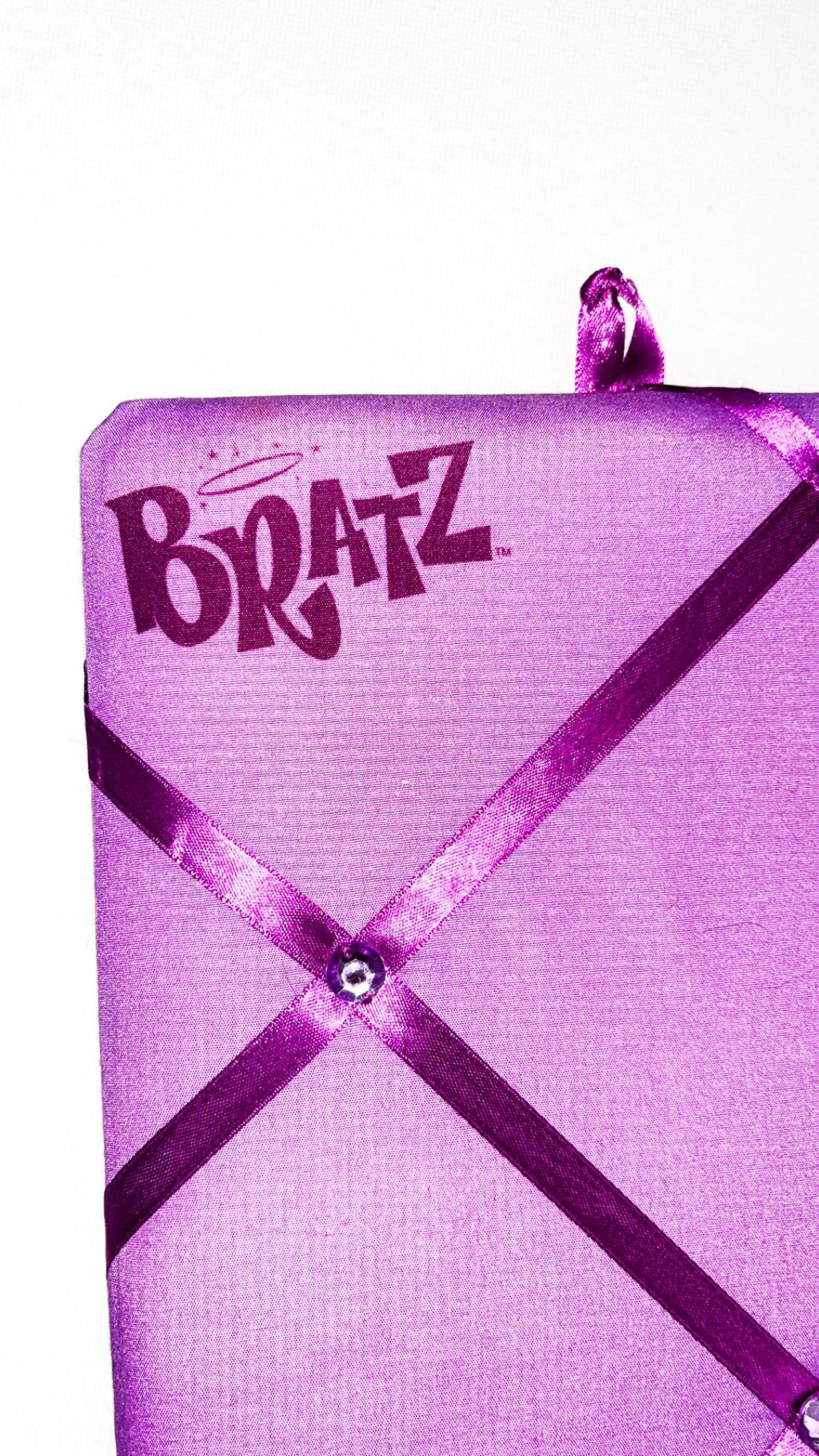 Tablero de notas con cinta morada de Bratz Yasmin – Reacondicionado, 14 × 14 pulgadas
