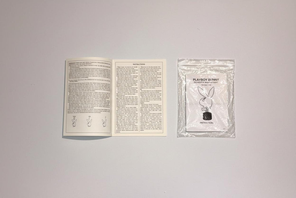 Playboy-pupusiluetti, valkoinen neonvalo (2003) – uusi pakkauksessa