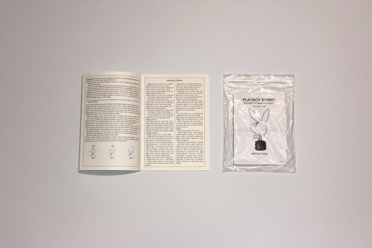 Playboy-pupusiluetti, valkoinen neonvalo (2003) – uusi pakkauksessa