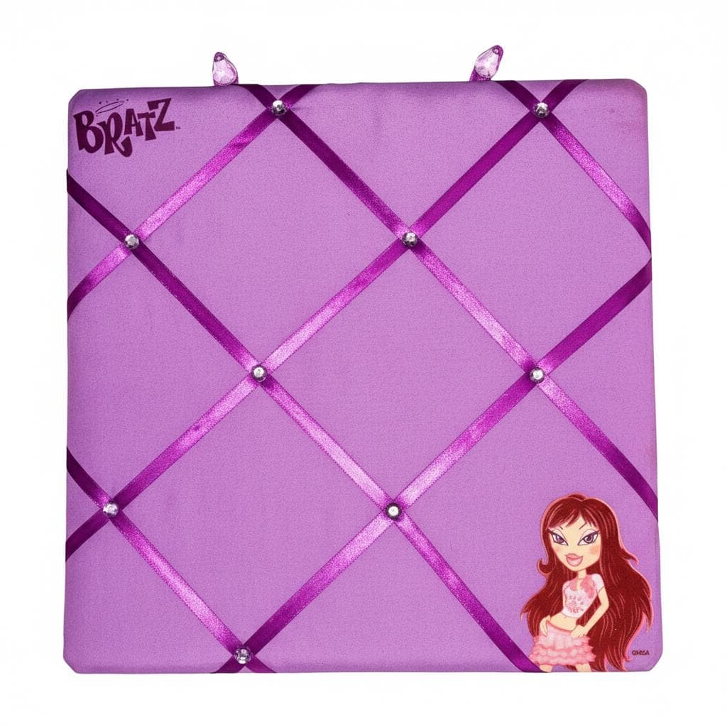 Tablero de notas con cinta morada de Bratz Yasmin – Reacondicionado, 14 × 14 pulgadas