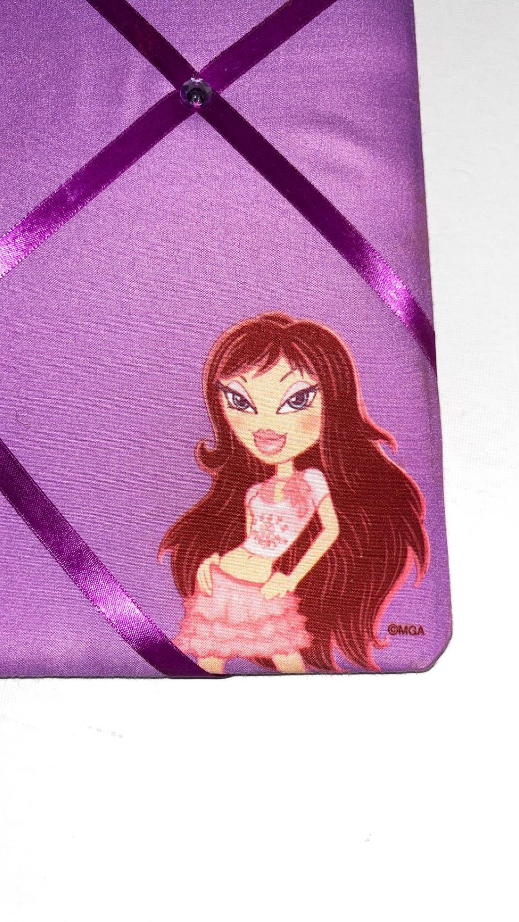 Tablero de notas con cinta morada de Bratz Yasmin – Reacondicionado, 14 × 14 pulgadas