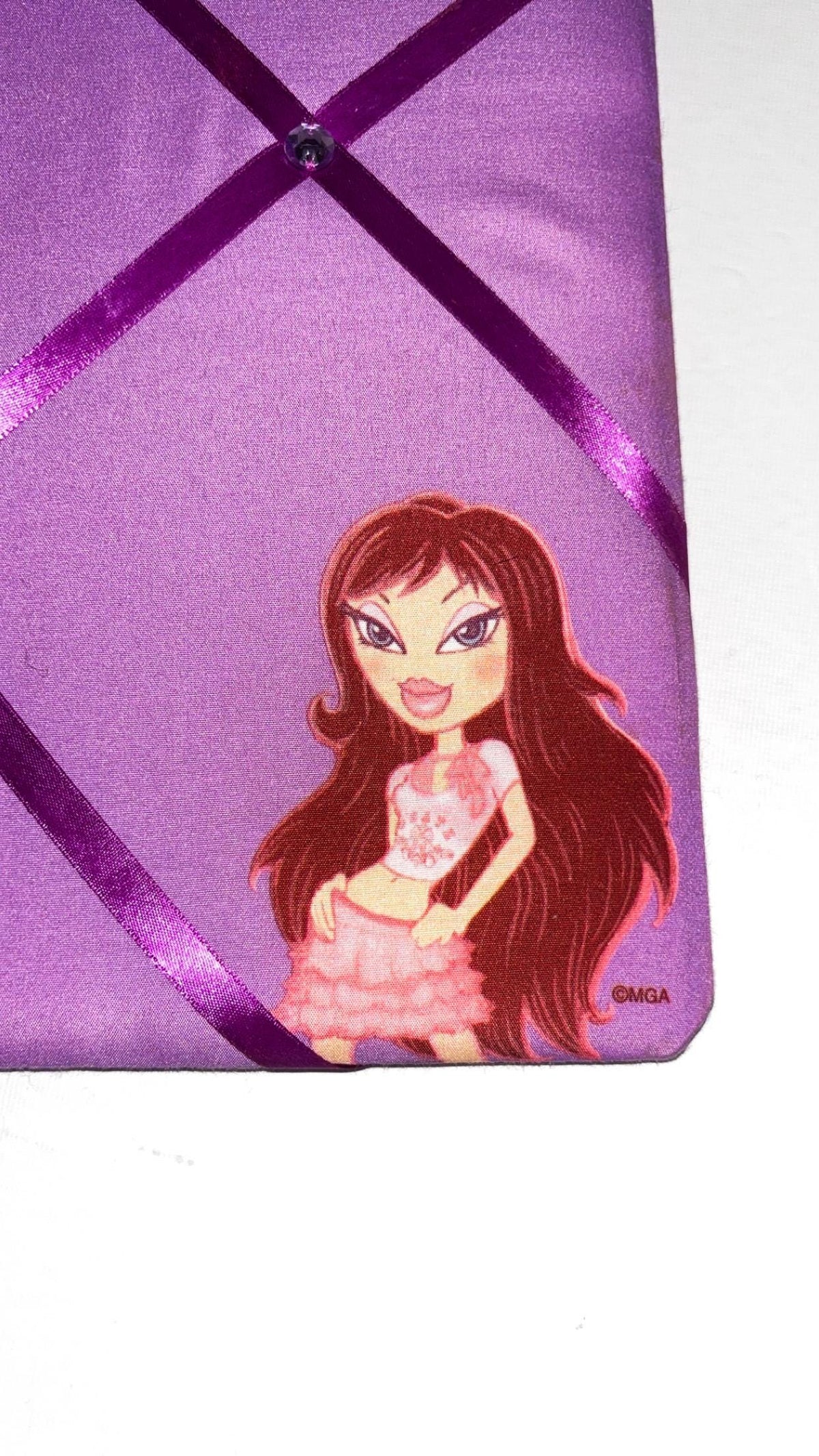 Tablero de notas con cinta morada de Bratz Yasmin – Reacondicionado, 14 × 14 pulgadas