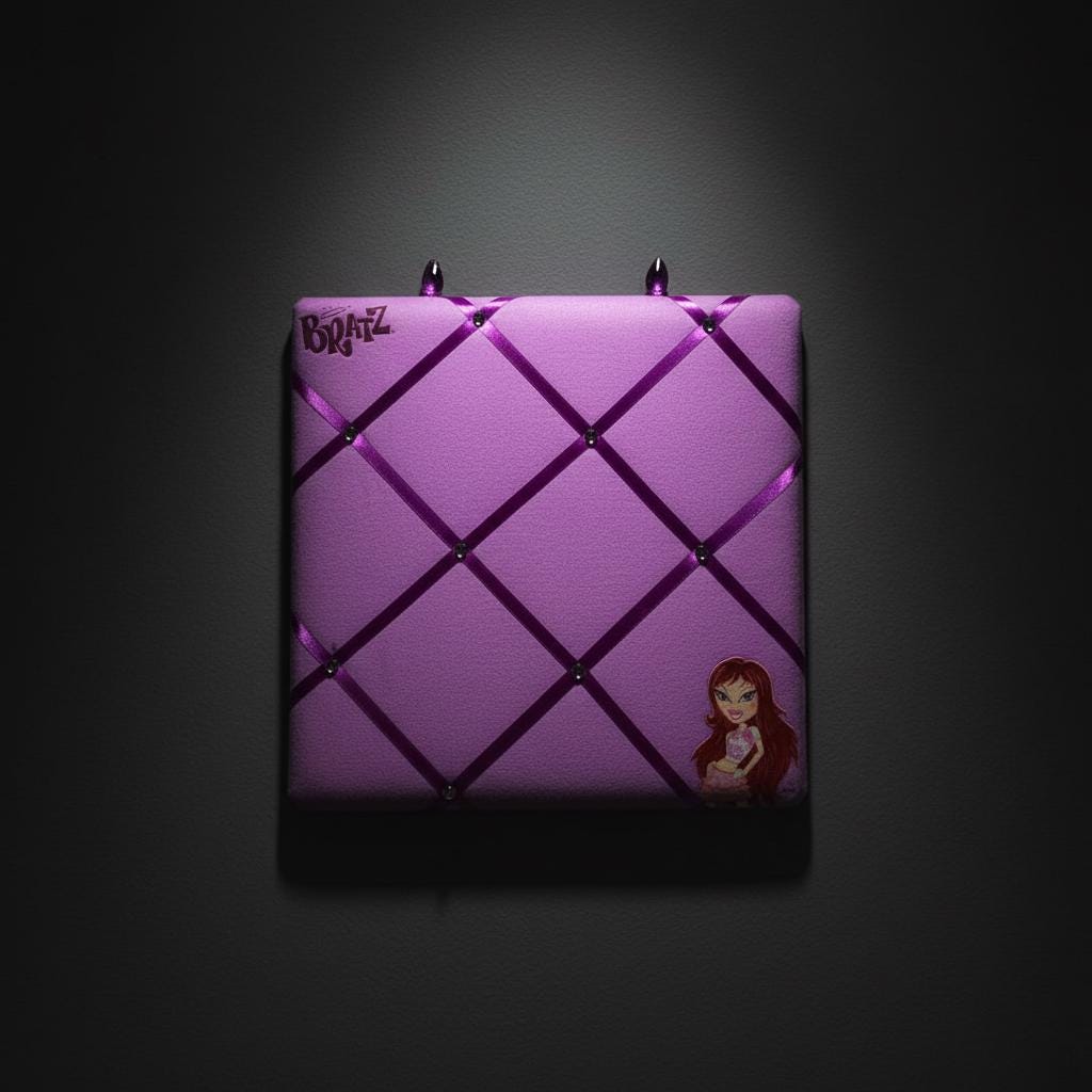 Tablero de notas con cinta morada de Bratz Yasmin – Reacondicionado, 14 × 14 pulgadas