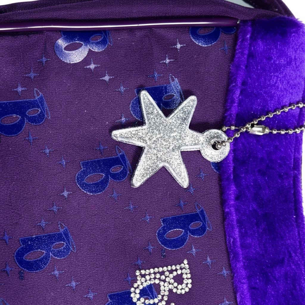Bolso monográfico morado Jade de Bratz con ribete de piel sintética y colgante de estrella – Nuevo con etiquetas