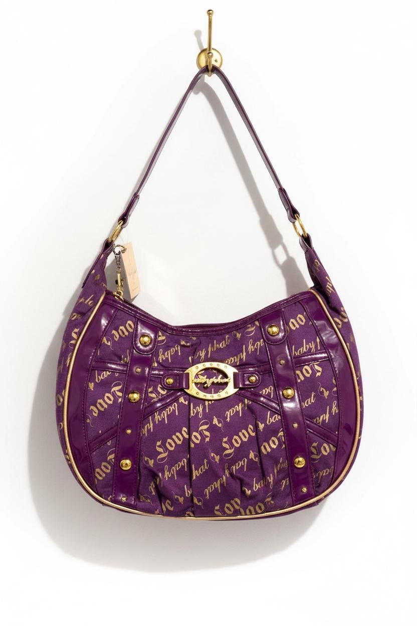 Sac à bandoulière hobo Baby Phat monogramme violet et doré – Avec étiquettes