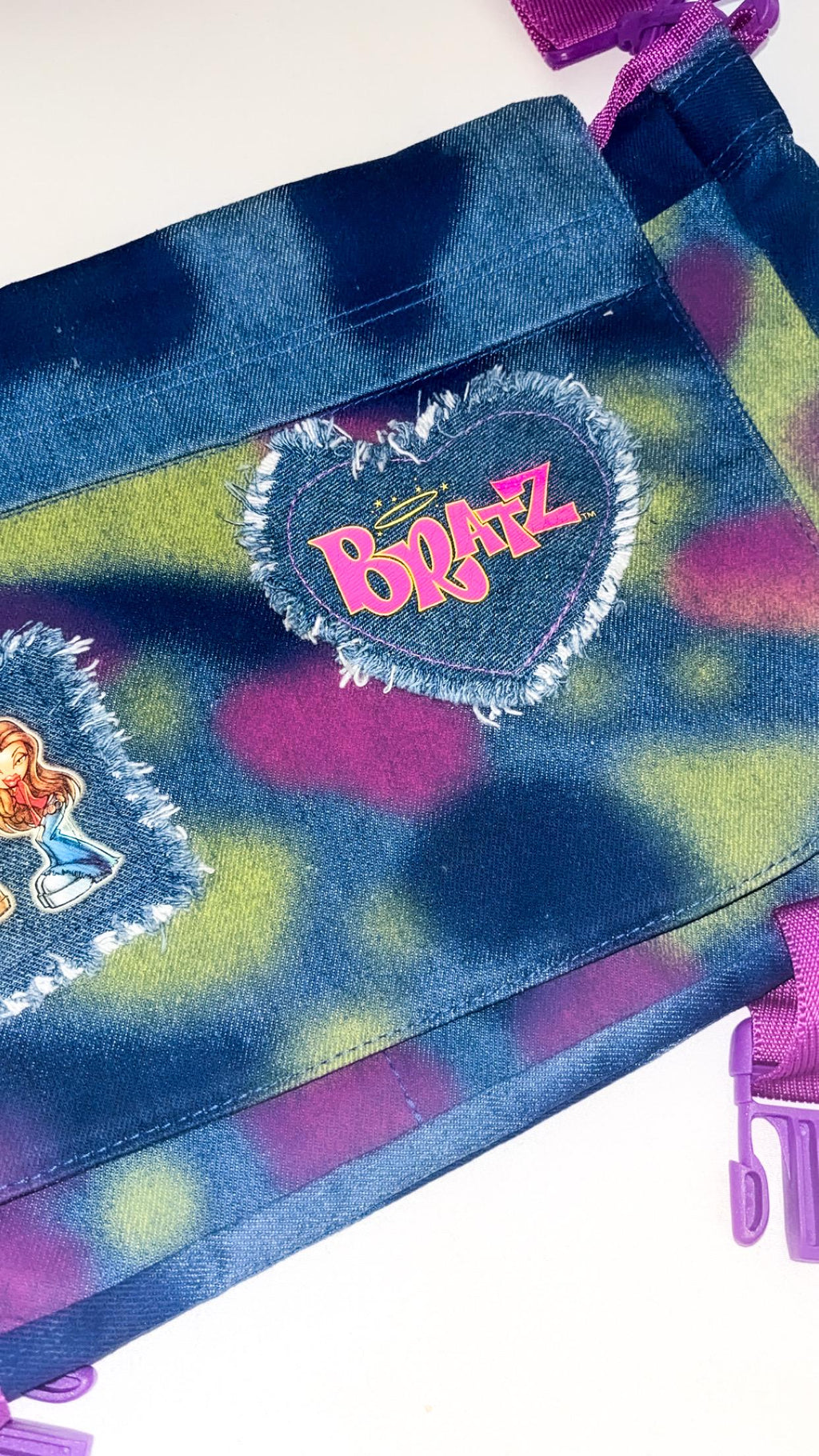 Bratz Camo Messenger -olkalaukku rispaantuneilla paikoilla – uusi ja laput kiinni